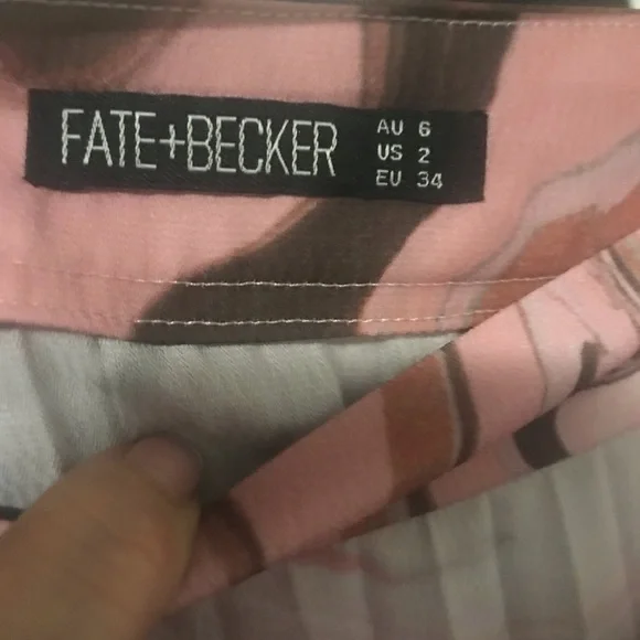 Fate and Becker Pleated MIDI Skirt - Picture 4 of 5